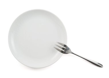 metal çatal izole bir seramik tabak