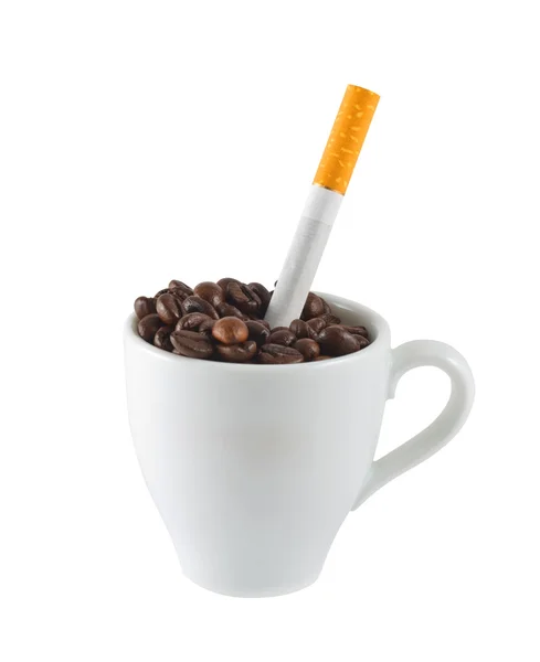 Cigarette dans une tasse pleine de café — Photo