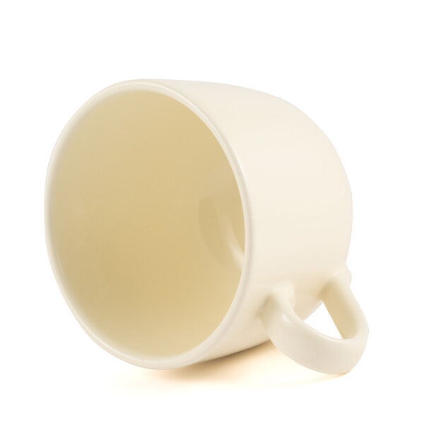 Керамический крем цветной чашки изолированы
