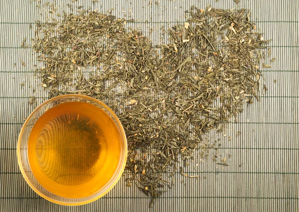 Green tea heart shape top view — Stock Photo, Image