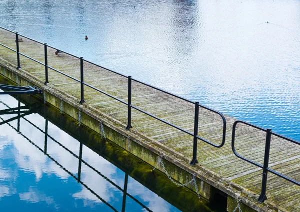 Passagem de água através do lago — Fotografia de Stock