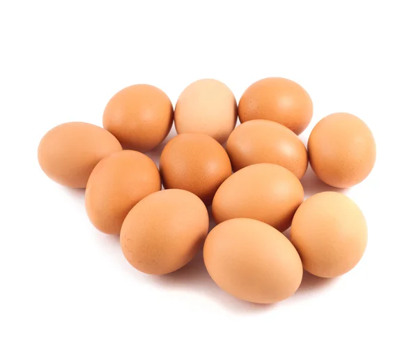 Grono brązowe jaja na białym tle — Zdjęcie stockowe