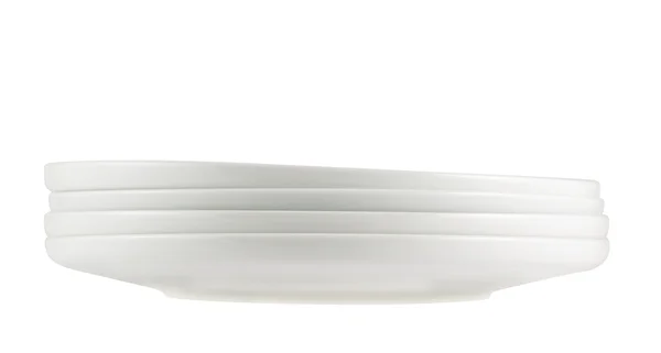 Купа чистих білих тарілок ізольованих — стокове фото