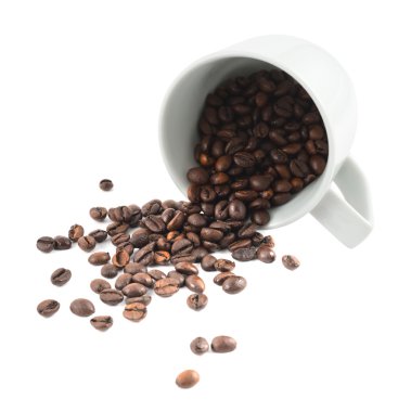 dökülen kahve çekirdekleri fincan izole