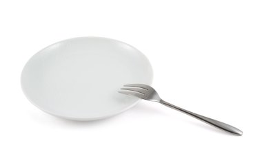 metal çatal izole bir seramik tabak