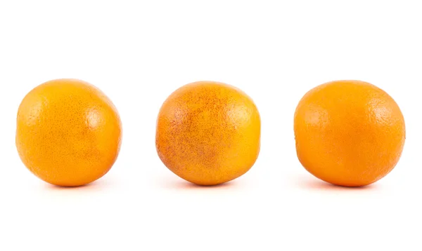 Trois fruits oranges isolés — Photo