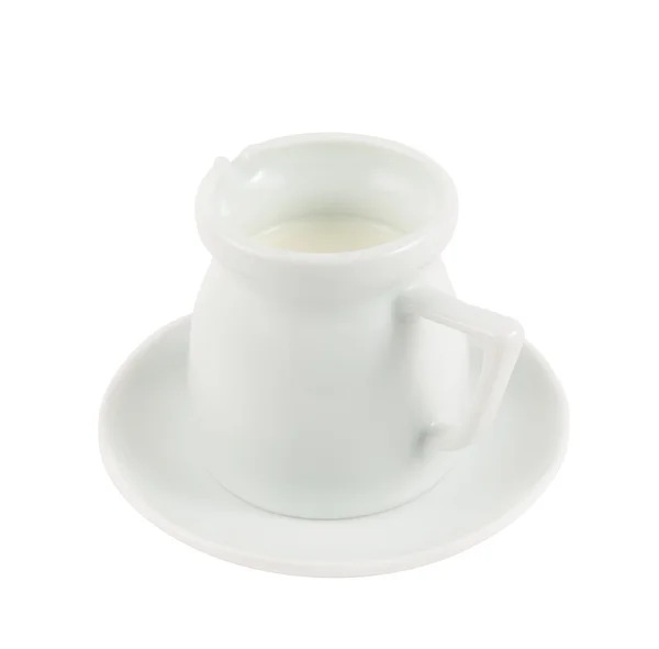 Pichet à lait en céramique blanche égout isolé — Photo