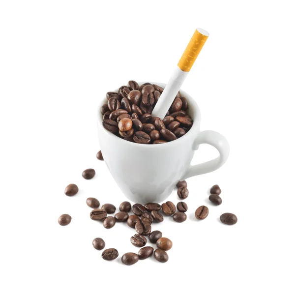 Cigarett i en full av kaffe kopp — Stockfoto