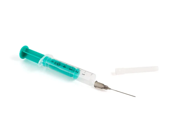 Eenmalige medische injectiespuit met een naald geïsoleerd — Stockfoto