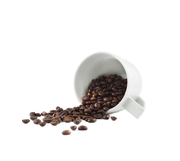 Verschüttete Kaffeebohnen aus der Tasse isoliert — Stockfoto