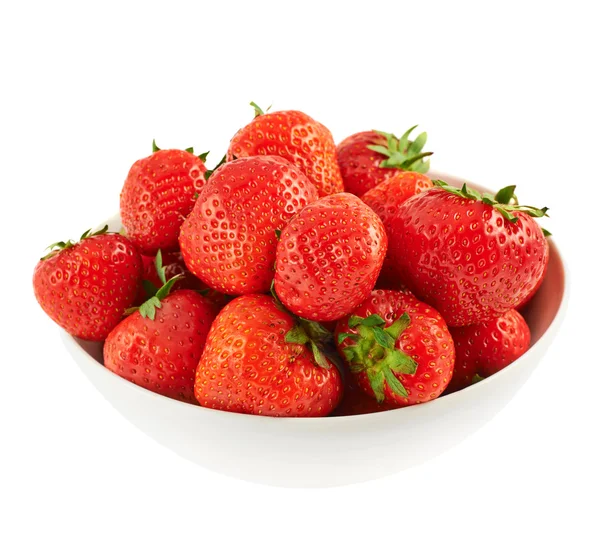 Bol rempli de fraises mûres isolées — Photo