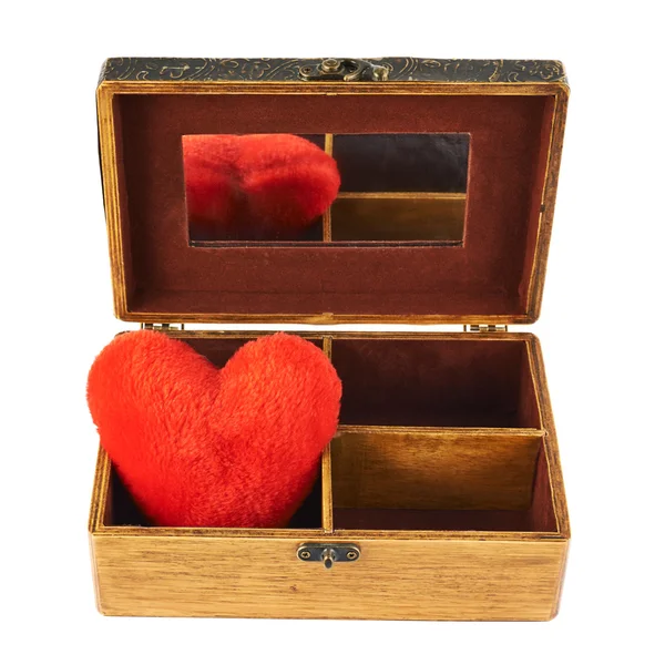Coração de pelúcia em um caixão de madeira — Fotografia de Stock