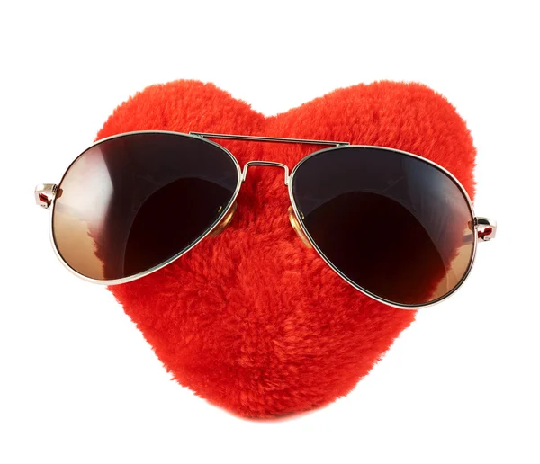 Coeur rouge dans des lunettes de soleil — Photo