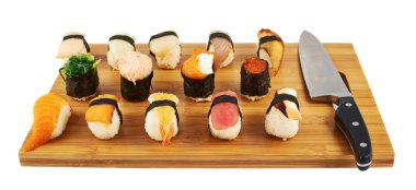 kesme tahtası üzerinde suşi kompozisyon