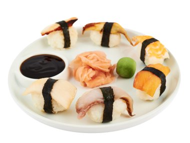 suşi bir tabakta soya sos ile