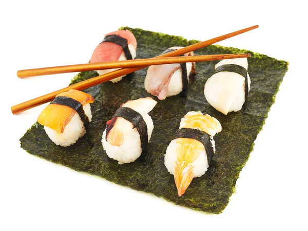 Nigirizushi sushi sobre hoja nori —  Fotos de Stock