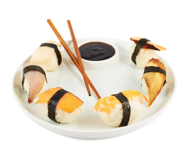 Sushi med sojasovs på tallerken - Stock-foto