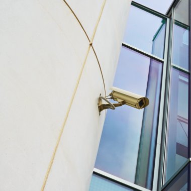 Duvarda gizli kamera var.