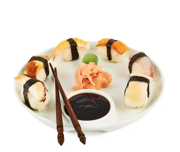 Sushi con salsa di soia su un piatto — Foto Stock