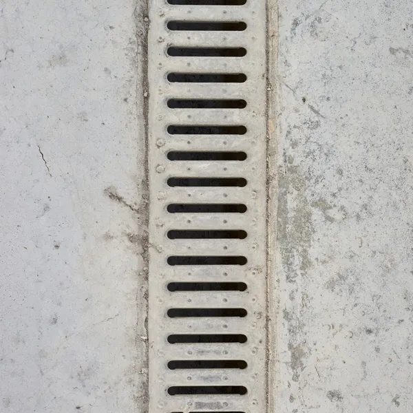 Odvodňovací mříž v betonové podlaze — Stock fotografie