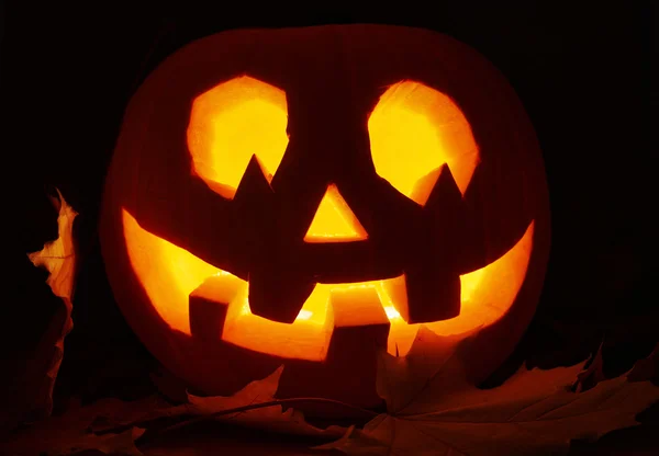 Glowing in a dark Jack-o'-lantern pumpkin — Stock Photo, Image