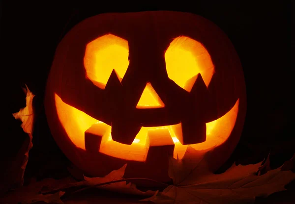 Karanlık bir Jack-o'-lantern kabak parlayan — Stok fotoğraf