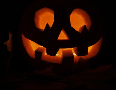 Karanlık bir Jack-o'-lantern kabak parlayan