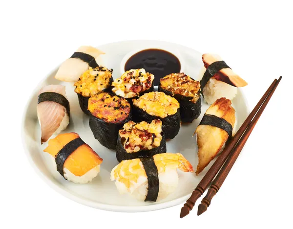 Sushi i en tallrik — Stockfoto