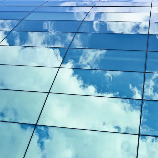 Riflessione del cielo nelle finestre dell'edificio — Foto Stock
