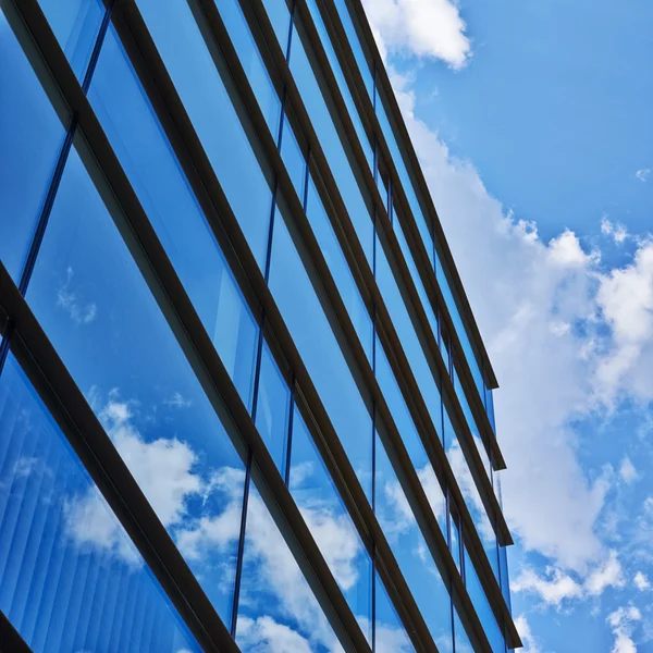Reflejo del cielo en las ventanas del edificio —  Fotos de Stock