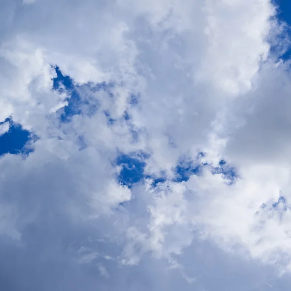 Nubes en el cielo azul — Foto de Stock