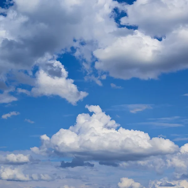 Moln på den blå himlen — Stockfoto