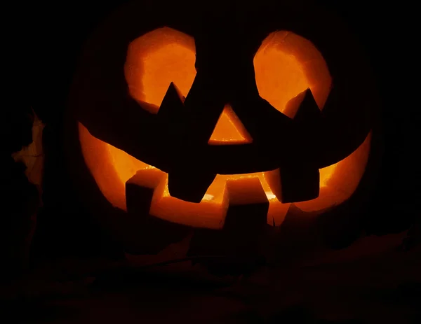 Glowing in a dark Jack-o'-lantern pumpkin — Stock Photo, Image