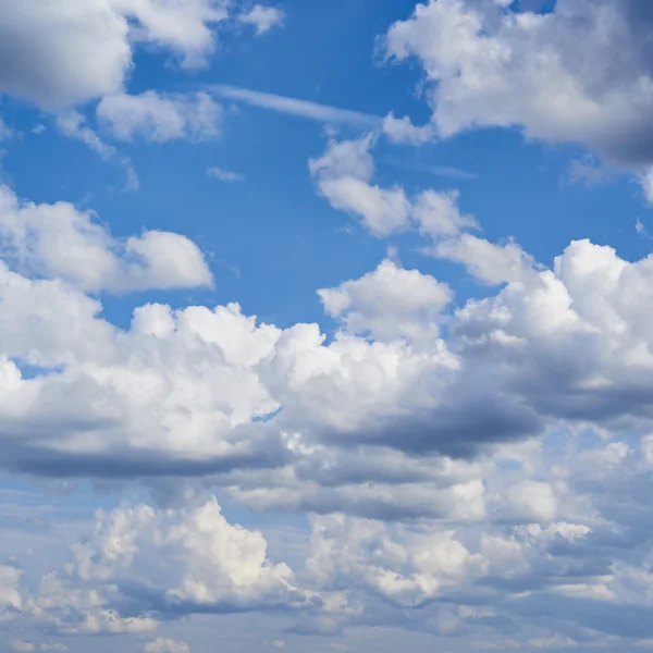 Moln på den blå himlen — Stockfoto
