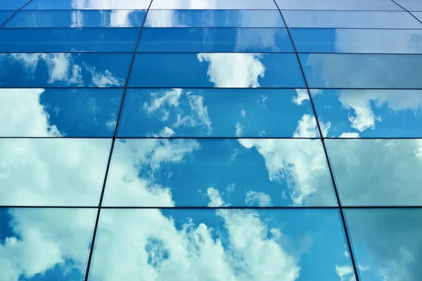 Riflessione del cielo nelle finestre dell'edificio — Foto Stock