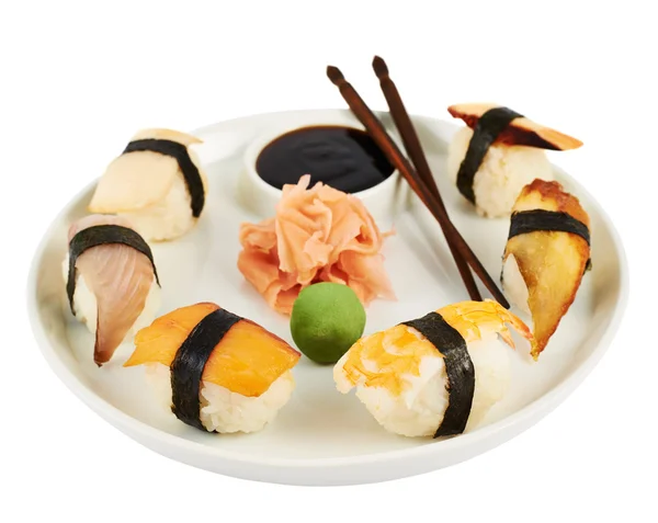 Sushi med sojasås på en tallrik — Stockfoto