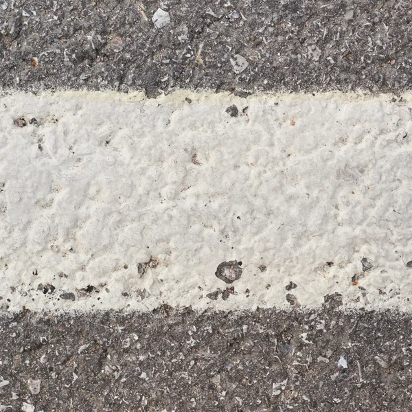 Bande de peinture blanche sur asphalte — Photo