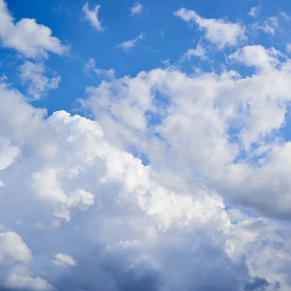 Nuvole sul cielo blu — Foto Stock