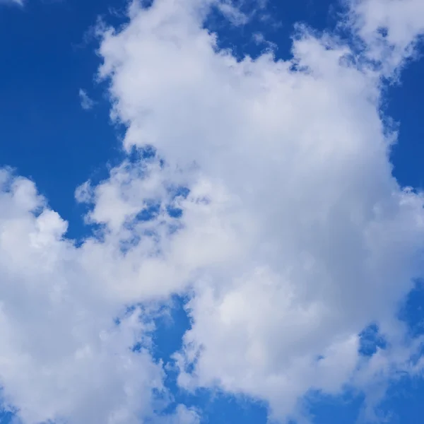 Облака на голубом небе — стоковое фото