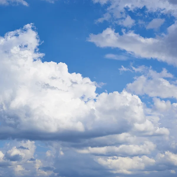 Nuvole sul cielo blu — Foto Stock