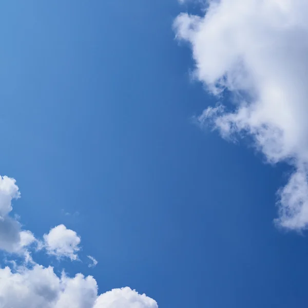 Облака на голубом небе — стоковое фото