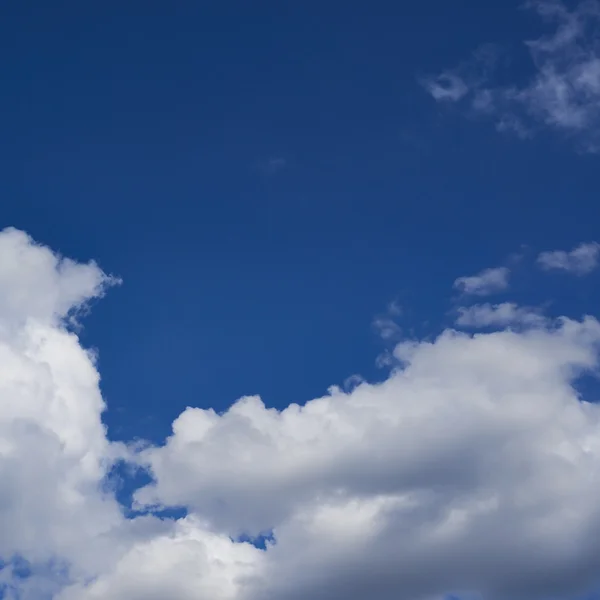 Nubes en el cielo azul — Foto de Stock