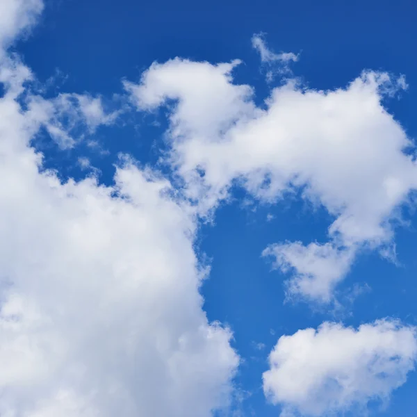 Nubes en el cielo azul — Foto de Stock