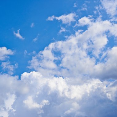 Mavi gökyüzünde bulutlar