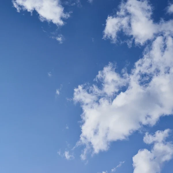 Nubes en el cielo azul —  Fotos de Stock