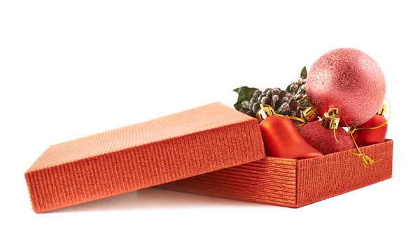 Caja de regalo roja llena de decoraciones — Foto de Stock