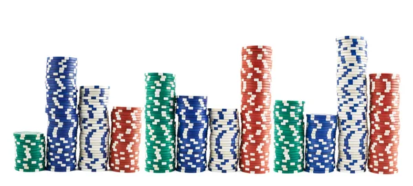 Grając w kasynie chipy stosy na białym tle — Zdjęcie stockowe