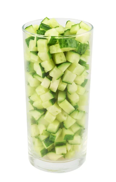 Grand verre plein de morceaux de concombre — Photo