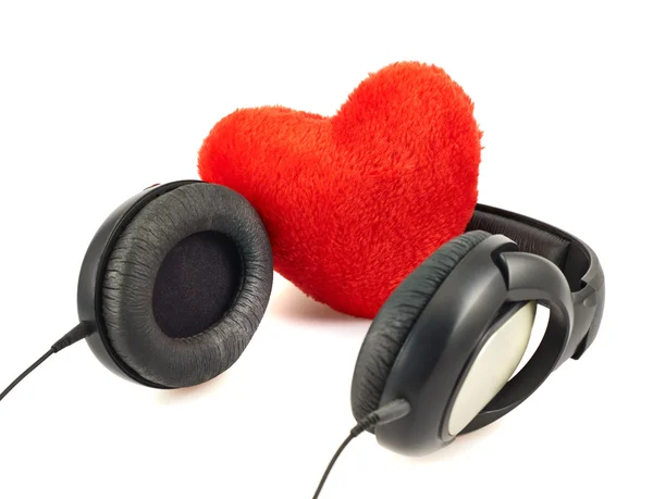 Ακουστικά δίπλα σε μια κόκκινη καρδιά σύνθεση — Φωτογραφία Αρχείου