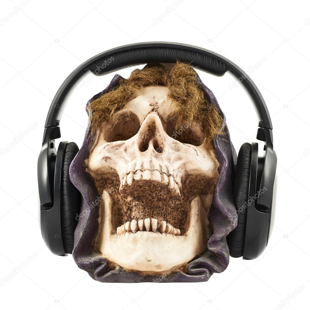 Besmetten vergeven Editor Headphones put on a ceramic skull head Stock Photo by ©exopixel 38727379